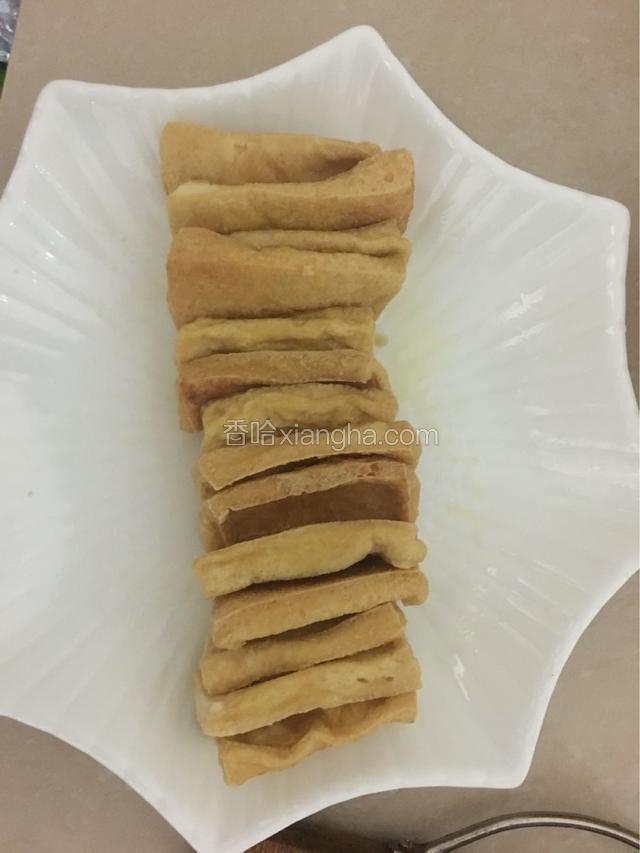 然后把另外一面也煎至金黄色，先装盘备用