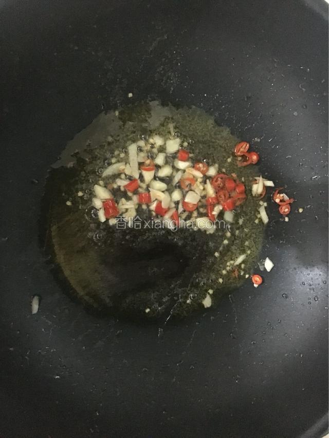 锅里面留一点点把辣椒和蒜放进去爆香一下