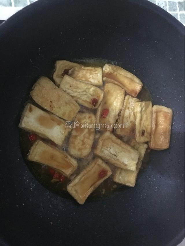 把煎好的豆腐放进去翻炒一下，加适量水
