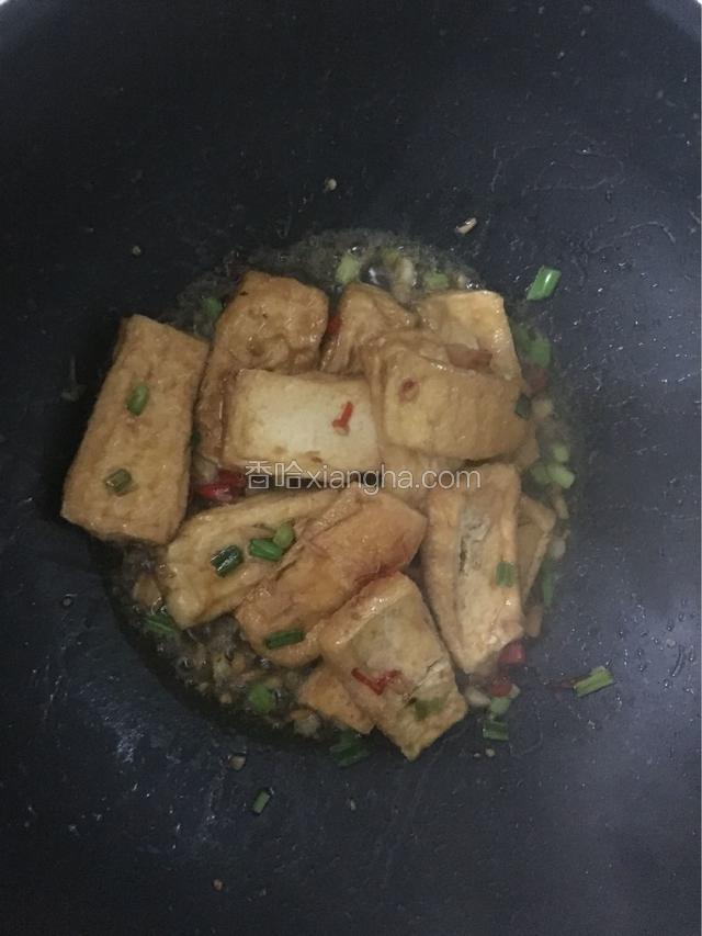 等慢慢把汁收干，最后把葱末放进去