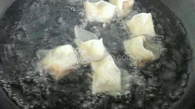 水开放入馄饨，煮至透明飘起来即熟！