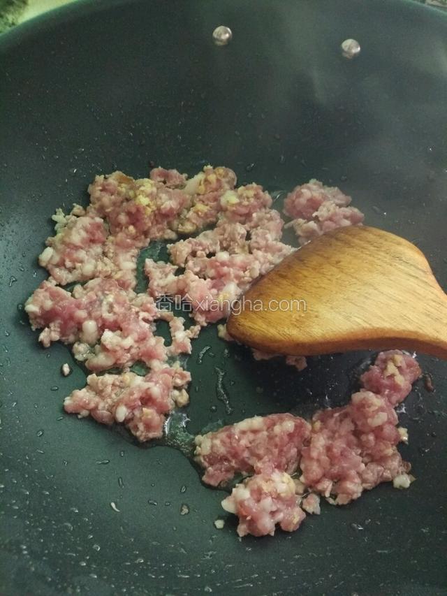 热锅放少量油，下肉末和姜煸炒至肉断生加入盐、酱油