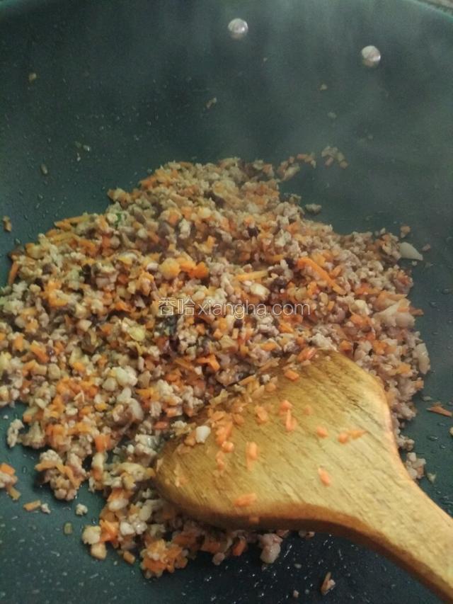 肉末里加入红萝卜、香菇继续翻炒，准备熟加入耗油、鸡精、胡椒粉