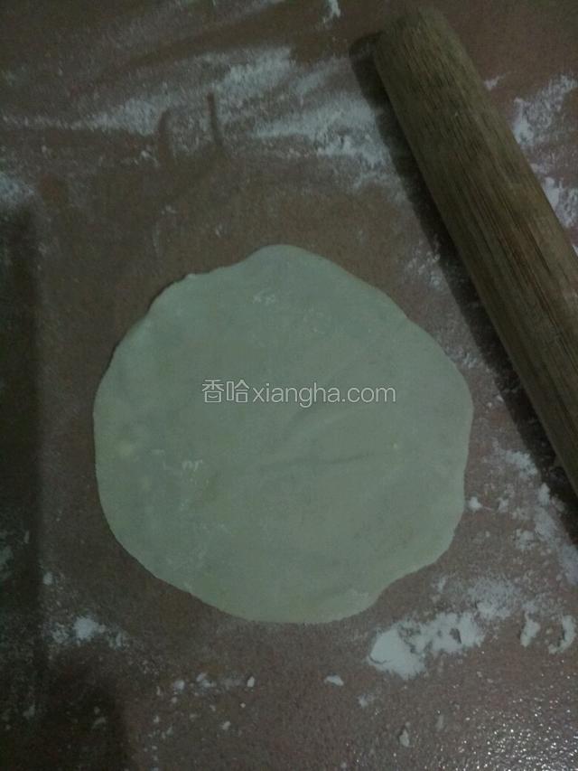 把饺子皮边边擀薄些