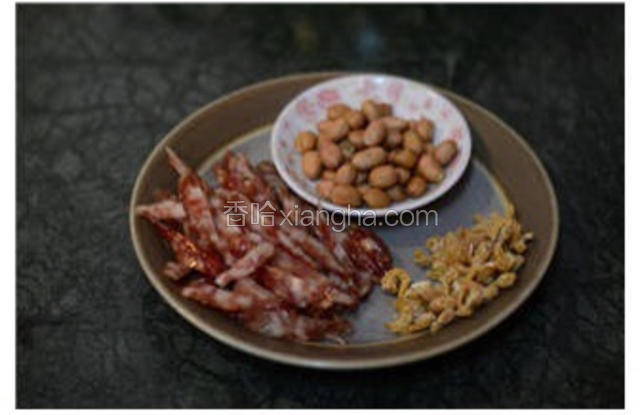 干香菇洗净泡软，糯米洗净用清水浸泡2小时左右，泡发的香菇去蒂切丝（浸泡香菇的水不要倒掉）
腊肠切片或丁，准备好花生，虾米也用清水泡至软。蒸锅上汽后放入浸泡好的糯米，蒸20分左右取出（小心烫，需要用防烫工具）。