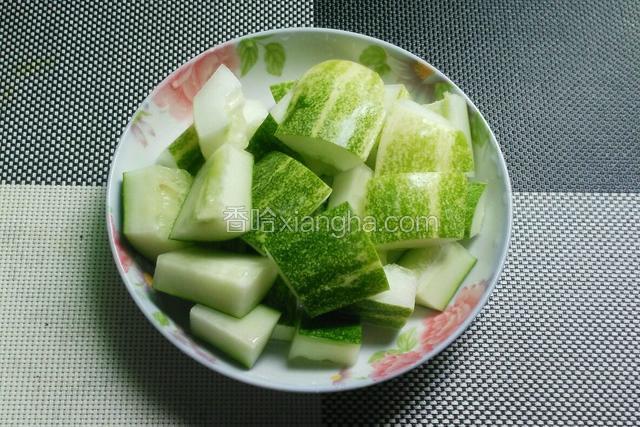 黄瓜洗净切块。