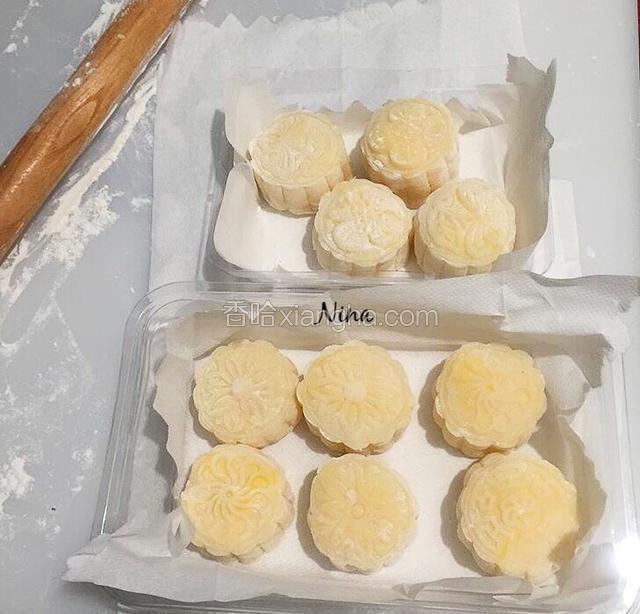 工作台上铺上油纸，撒少许手粉，以50g月饼为例：饼皮18g，奶黄馅32g包好。
月饼模具中也撒少许手粉，稍微用点力压成型，印上花纹即可密封冷藏保存。