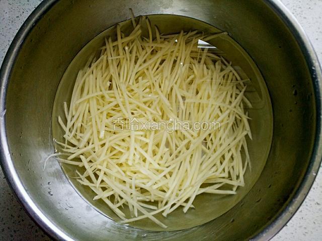 土豆丝用清水泡去多余的淀粉。