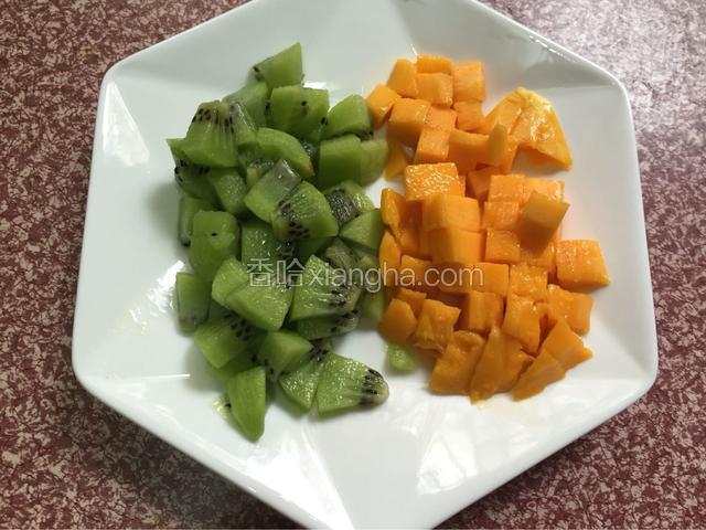想吃酸奶时，把水果切丁后直接放在酸奶上，