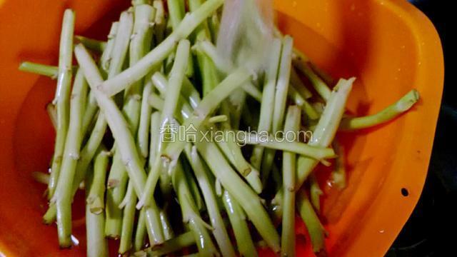 空心菜杆子冲洗干净