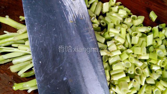 沥干水，放砧板上，用刀平着把空心菜杆子拍破切成丁。