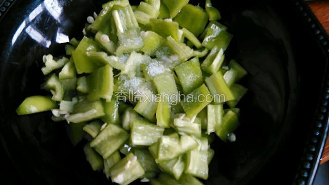 给适量盐拌匀腌制十分钟