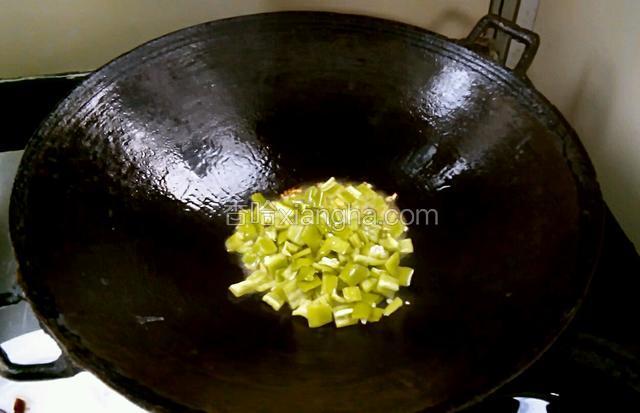 给青椒丁，（先把盐水冲洗掉沥干水）