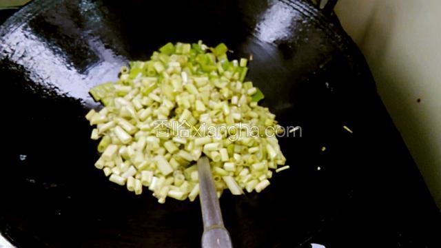 拌匀再给空心菜杆子（先把盐水冲洗掉沥干水）