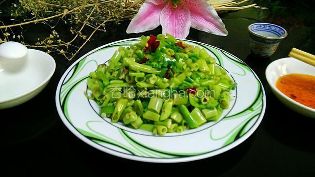 装盘后给点红辣椒丁点缀，给剩下的葱花（我不吃太辣所以就没给红辣椒炒）再给爱吃辣味的人来一碟香辣椒油。就0K了。