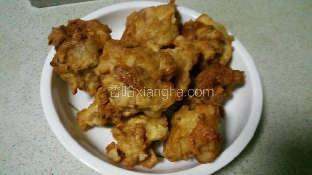 捞出鸡块，油烧热后在次入锅炸至变色捞出