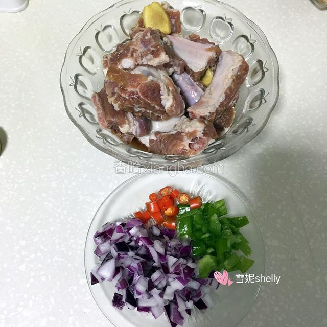 1.排骨洗净沥干水份，放入白糖、姜片及生抽腌制半小时。
2.青红椒、洋葱洗净切丁。