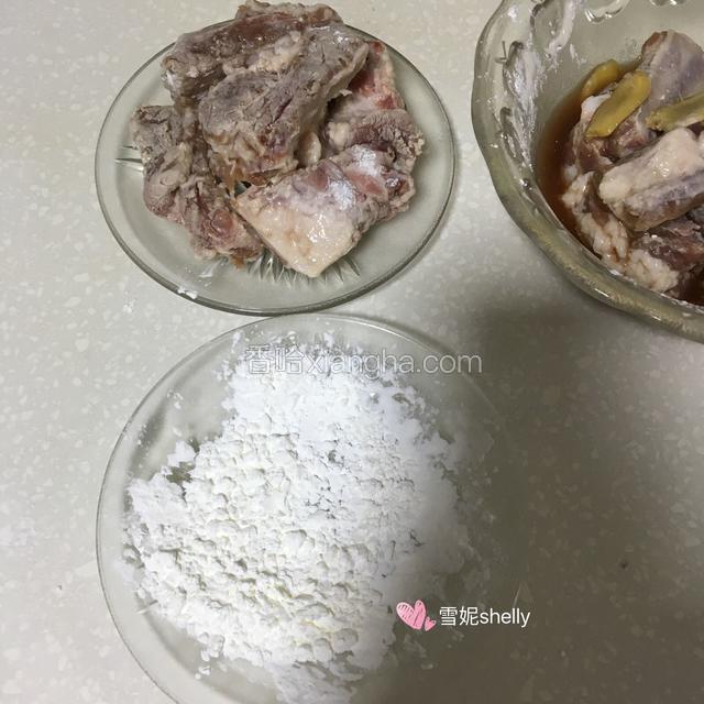 取一盘子倒入适量生粉，排骨粘上生粉，抖去多余的生粉，放在盘子上待用。