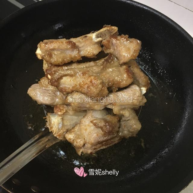 用漏勺捞出。