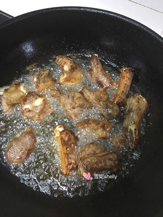 油锅大火烧开后放入排骨转中火进行二次炸酥后捞出。
