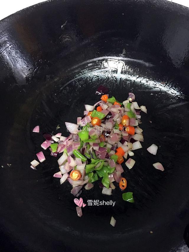 倒出多余的油或另取一锅放入少许油，放入青红椒及洋葱丁翻炒，放入适量椒盐炒匀。