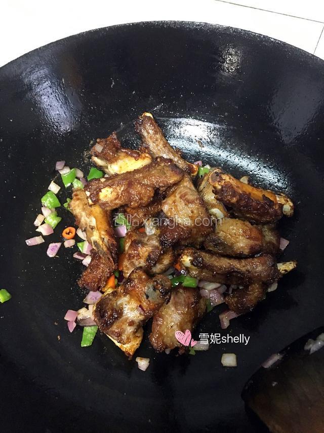 再倒入排骨翻炒几下出锅。