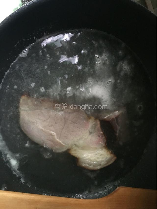 先准备好腊肉，在锅里煮一下
