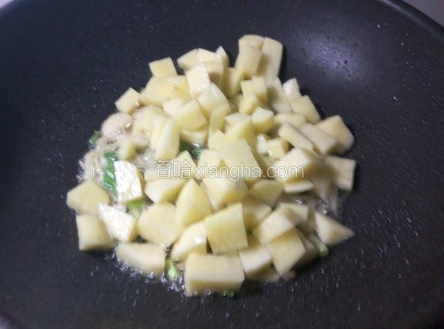 接着下土豆块，煸炒，