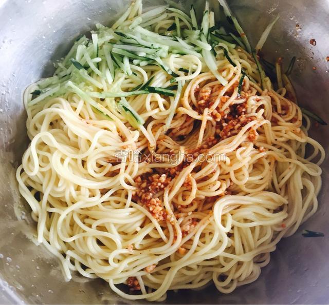 拌好的面放上黄瓜丝，浇上调好的料汁拌匀即可食用