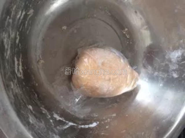 
胡萝卜切片上锅蒸熟，打成泥后加到面粉里。也可以不加胡萝卜，我是为了颜色漂亮
面粉加开水用筷子搅成絮状揉成面团放一边醒个十几分钟，面团要和的软一些
