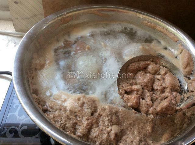 将牛腩用冷水下锅煮开撇出血沫，再煮三分钟。