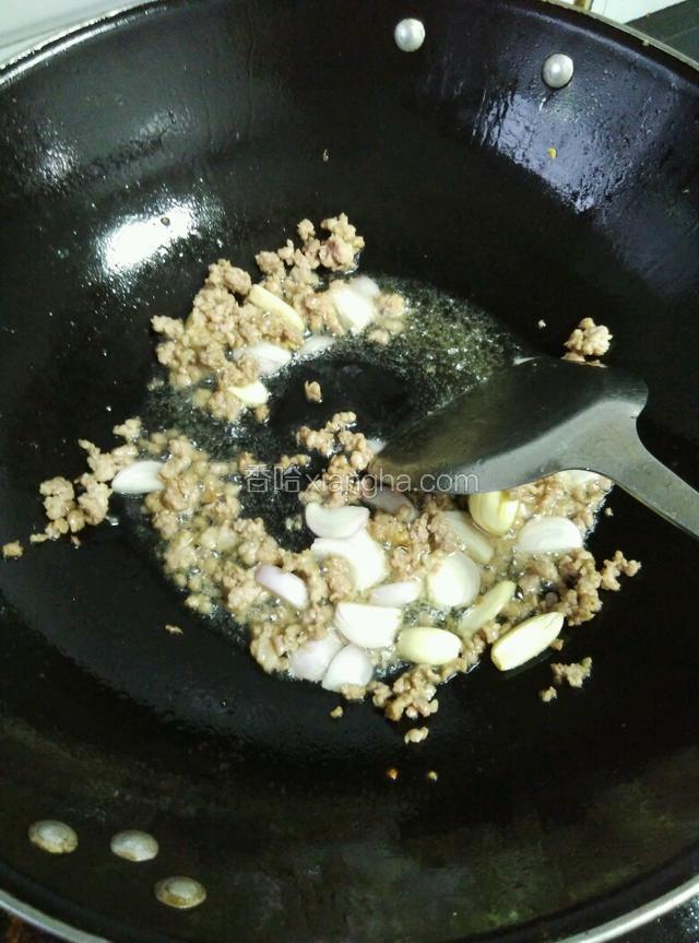 油锅重新烧热，下肉末炒香，下洋葱。