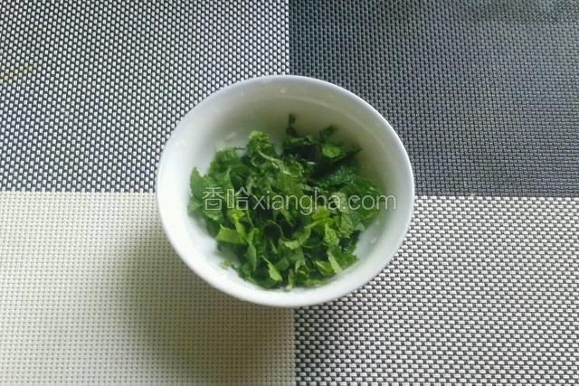 薄荷洗干净切碎。