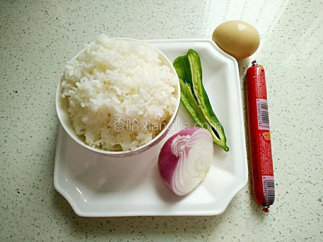 洋葱、青椒洗净、米饭、火腿肠、鸡蛋。