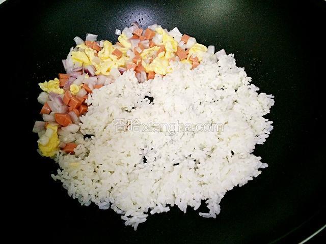 配菜铲至一边，(小火)倒入米饭用铲子炒散。
