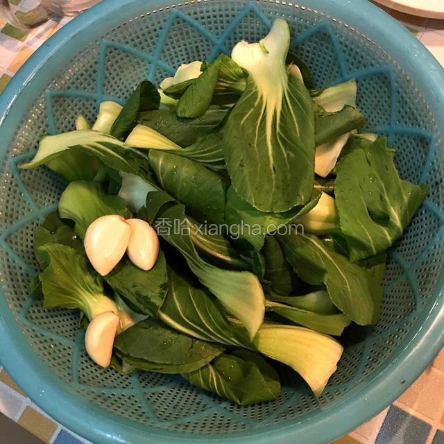 上海青清洗干净，淡盐水浸泡十分钟左右，捞起沥水备用；大蒜子去皮切碎