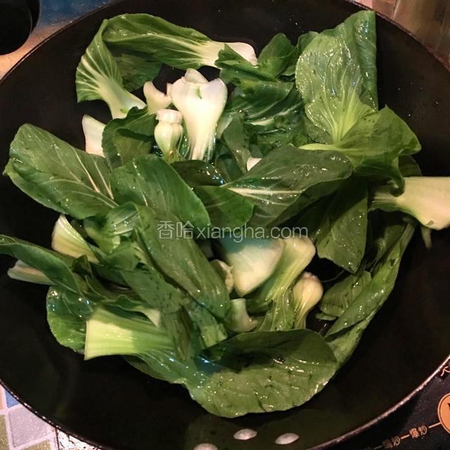 倒入上海青，大火翻炒