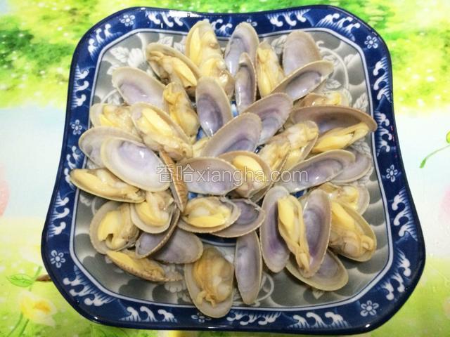 捞起，用清水冲洗一下，沥干水份，摆入盘中。