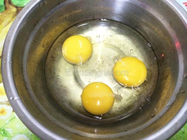 鸡蛋打入盆中。