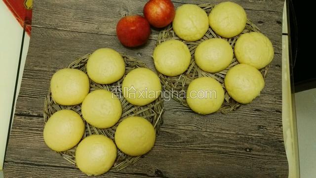 大火蒸25分钟，关火后焖5分钟出锅～
看起来不错，口感比外面买的结实一点，没那么松歪歪的～