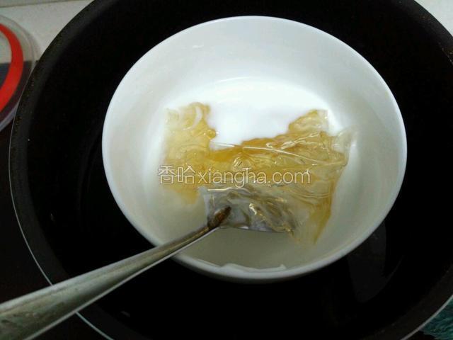 吉利丁片用冰水或者冷开水先泡软，然后把水分挤掉，放在牛奶放糖一起
里隔热水融化。然后和芒果粒一起倒进料理机里搅打均匀。