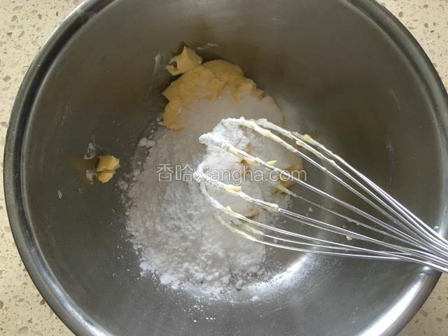 软化的黄油放入盆子里，加入白砂糖和糖粉，搅拌均匀。