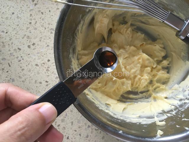 打发好的黄油呈轻盈蓬松的质地。在黄油糊里加入香草精，搅拌均匀。