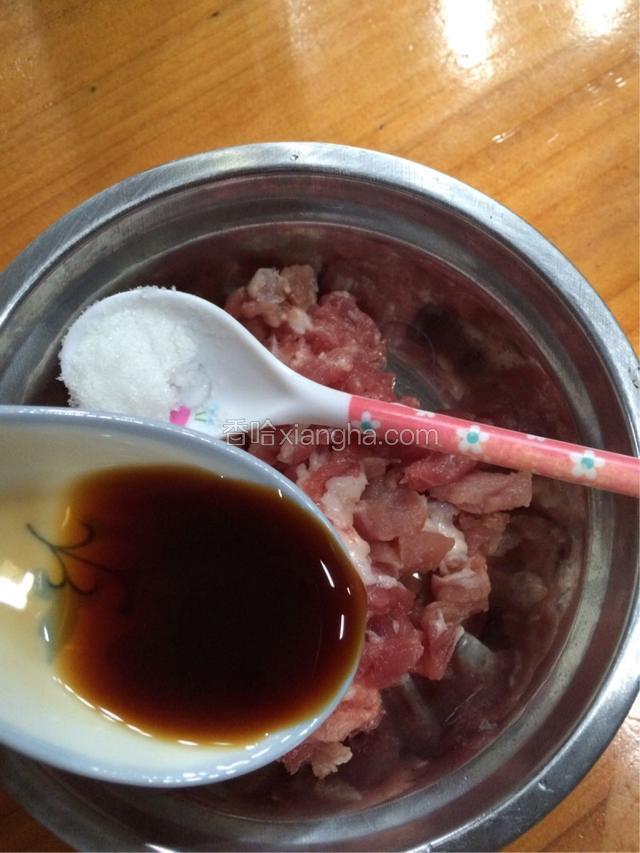 肉末加入一勺酱油和半勺盐腌制。