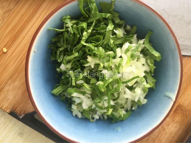 白菜苗洗净切小备用