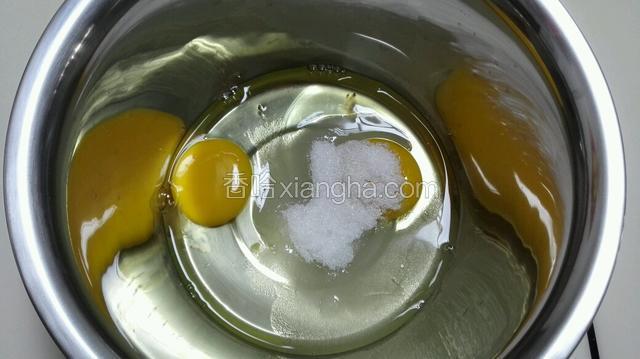 取一无油无水的盆，倒入鸡蛋与砂糖。