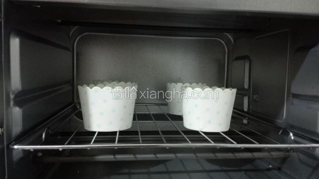 烤箱180度预热一下，再调成上下管，烘烤20分钟。