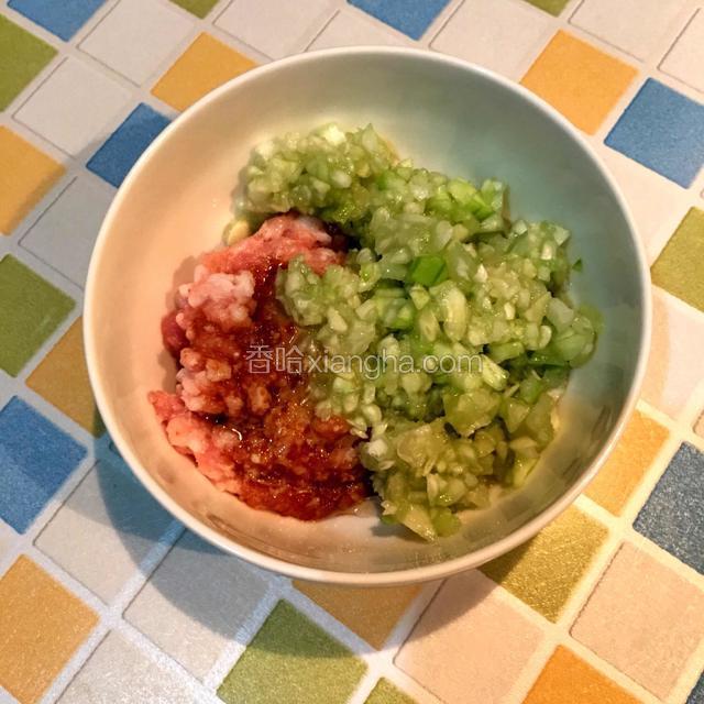 猪肉剁碎，掏出来的丝瓜也切碎，加入少许生粉、盐、鸡精、蒸鱼豉油一起搅拌均匀