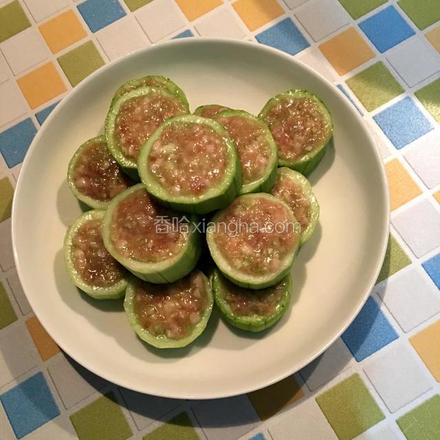 把调好的馅塞到丝瓜的小洞里，一个个摆放在盘中