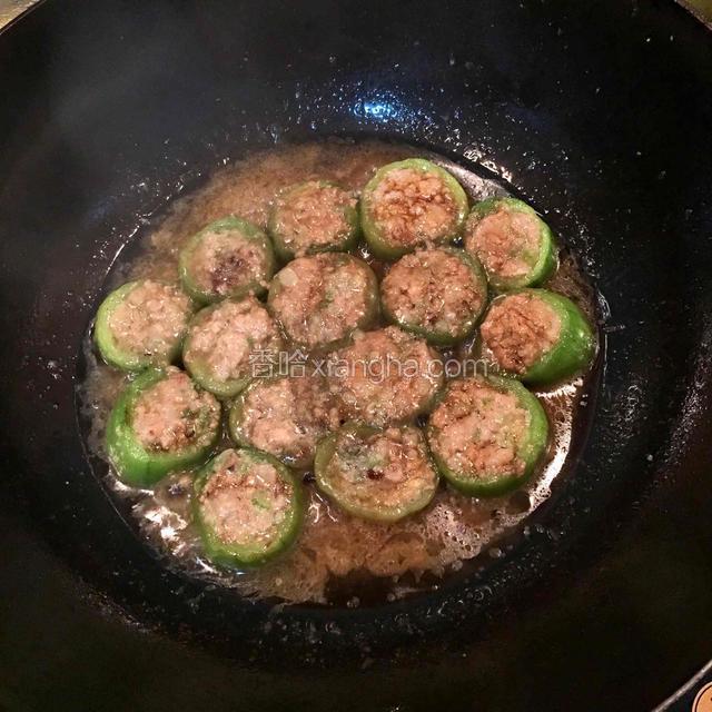 水份八成干时加入一勺蒸鱼豉油，少许鸡精调味，大火收汁即可出锅